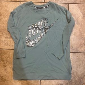 Nike crew neck women’s